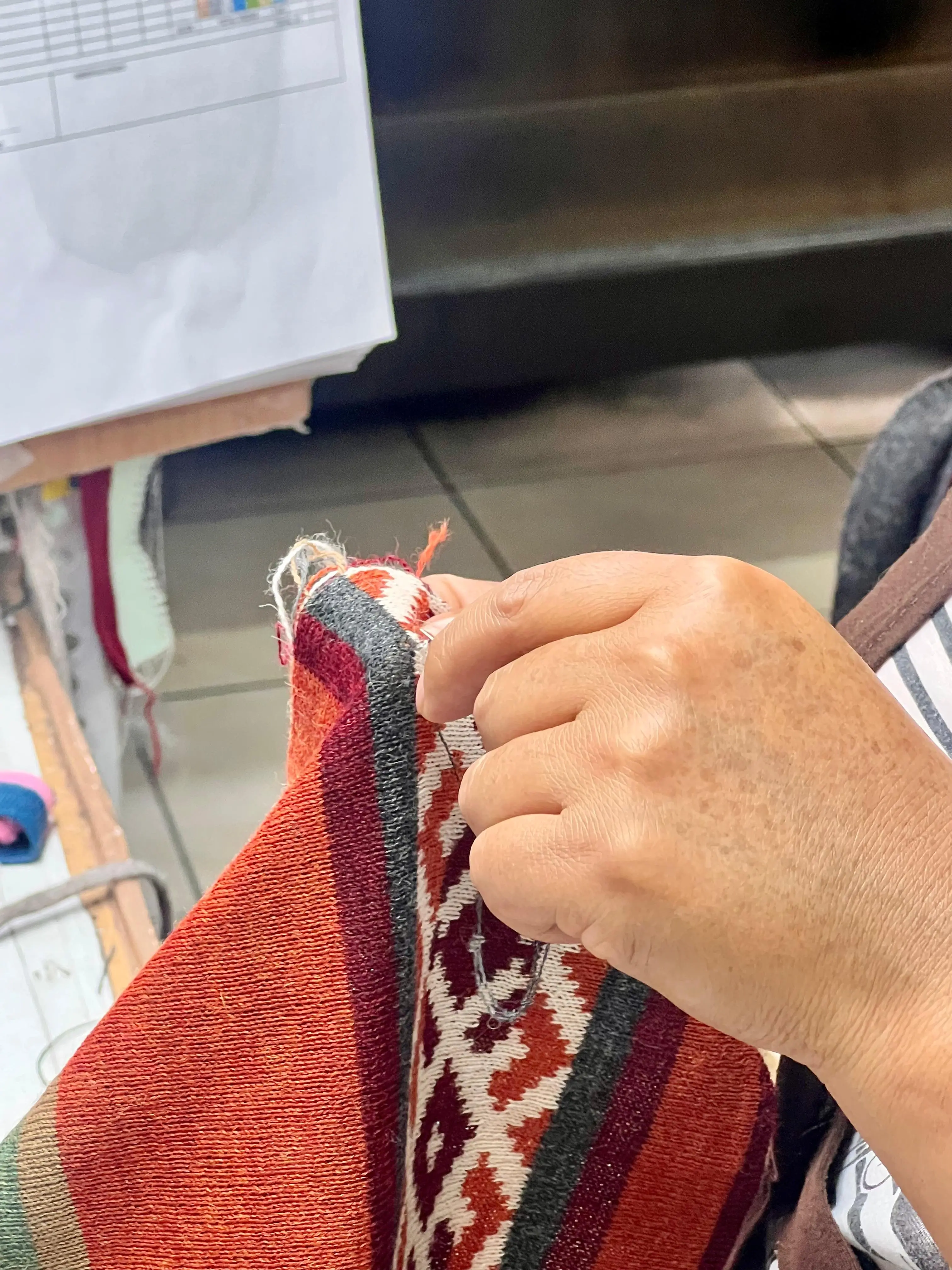 Manos trabajando con fibra de alpaca