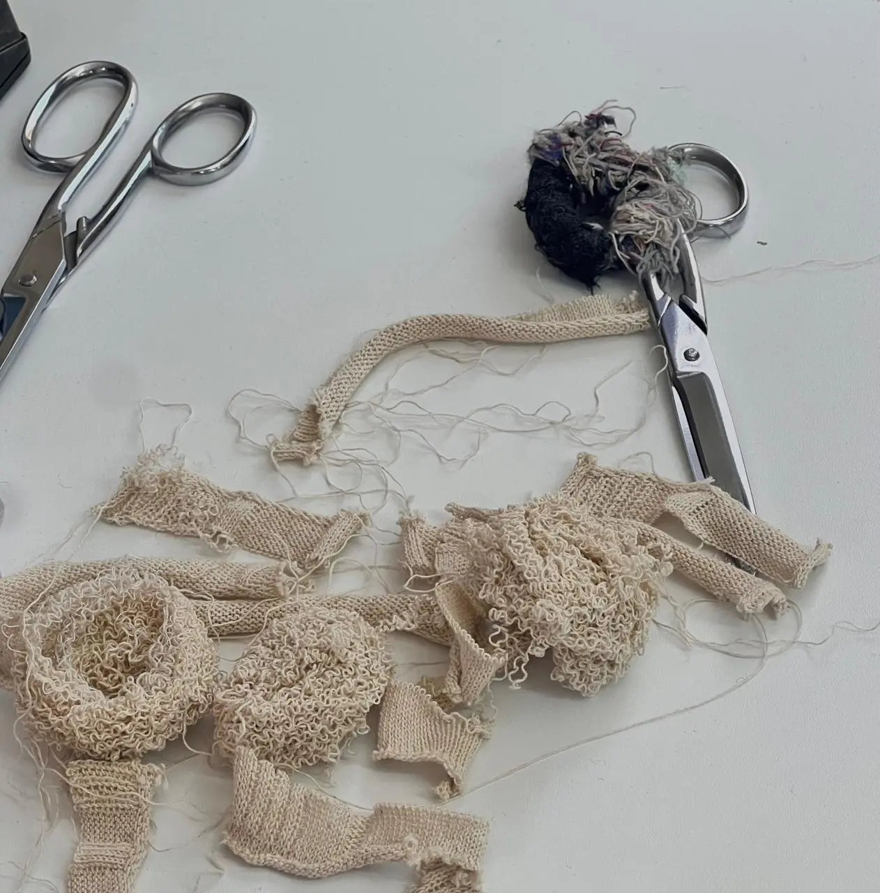 Manos trabajando con fibra de alpaca